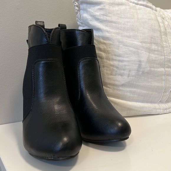 Black boots - Picture 2 of 2